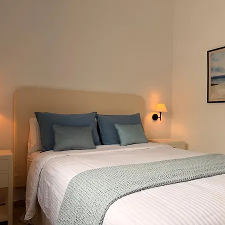 Atenea By Aura Charco del Palo