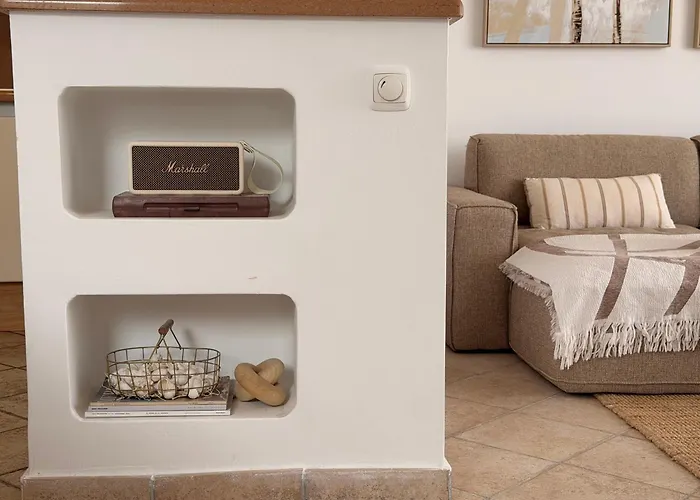 Atenea By Aura Charco del Palo